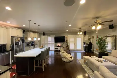OneHaley - Clean Energy Home - Cozy, Charming Home for Your Comforts