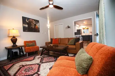 Image de Stampede Place- New listing! Pet Friendly, Stylish and Comfortable Home base