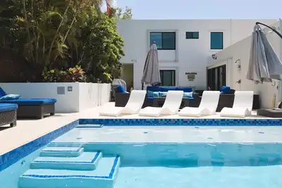 Image de Sleeps 10 w/Pool! 5 mins to Magen's Bay & Dining