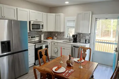 Image de Renovated 1-bedroom Sandwich apartment in duplex with Ac, WiFi, & Farmer's Porch