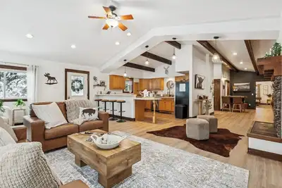 Image de Spacious 7-Bed Home w/ Hot Tub, Fireplace, Gym, Wine Bar, and 2 Living Spaces!