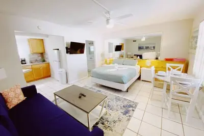 Image de Studio Steps from Beach~ Kitchen | Pool | parking