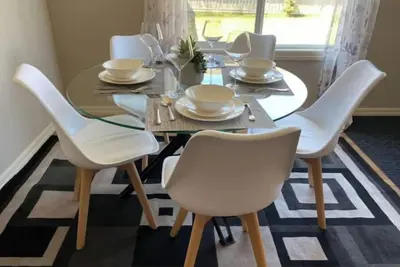 Image de Entire Home in Edmonton South close to Airport with fenced private yard & deck