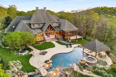 Image de Spacious 6-bedroom house in marvelous Franklin w/in miles of downtown Nashville