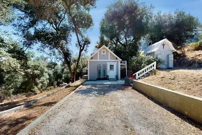 Country home with stunning views, Ac, washer/dryer, & patio