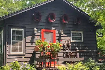 Image de Charming Woodland Cottage Minutes from Lake Michigan with W/D & Ac