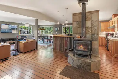 Image de Private Retreat on 6 acres with 700' of Pack River frontage