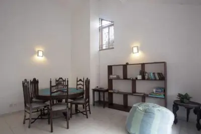 Chic modern 2-bedroom apartment with Ac, WiFi, parking, hot water, in Colombo