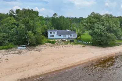 Image de Spacious Lakefront cabin on Lake Chateaugay with private beach.