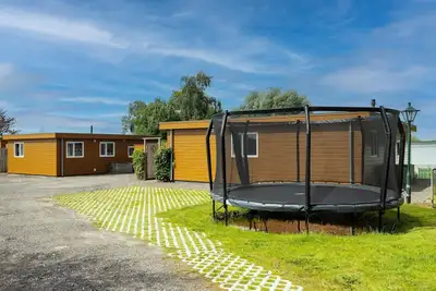 Image de Deux grands chalets côte à côte avec 2 sloops