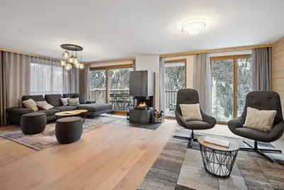 Image de Luxury Duplex, 4 Bedroom with Jacuzzi Rahas B Grimentz - By Mrs Miggins