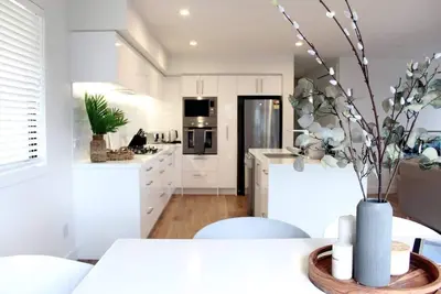 Modern, Sunny & Spacious - 5 minutes walk to the heart of Ahuriri!