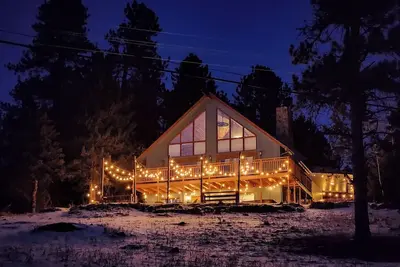 Image de Skyline Retreat – 5br Mountain Views • Hot Tub • Near Evergreen Lake