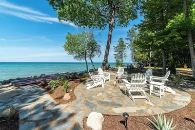 Image de Huron Helm · Lake Front*HotTub*FirePlace*KingBed*ArcadeBarrel*