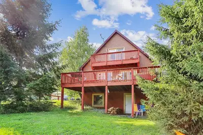 Image de Enjoy some mountain time with your favorite canine at Alpine View!