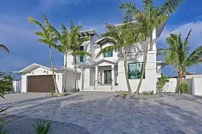 Image de Canal Home - Heated Pool - Spa - Golf - Outdoor Kitchen - Rooftop