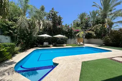 Image de Elegant 5br Haven with Sparkling Pool & Serene Garden Oasis