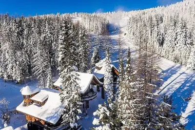 Make Memories at this luxe treehouse; hot tub; Ps5; direct trail / slope access