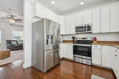 Image de Oak trees, Heated Pool oasis & walk to beach! Drive to downtown 3 min!