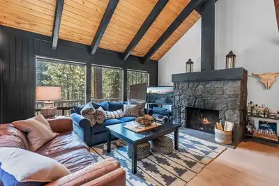 Image de Black Butte Ranch Chic Cabin, Decks backing to forested pond, Golf Course, Pools