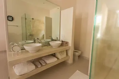 Image de Casa-22: 6 Suites, Pool & Chef Service, Steps from Beach, Ac, Wifi, Maid, Security