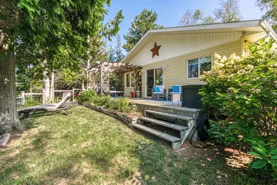 Image de Located on beautiful Geneva Lake in Cartier, one hour from Sudbury!