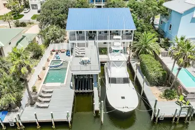 Image de 4br Waterfront Home with Private Pool + Lake Views | Safe Harbor