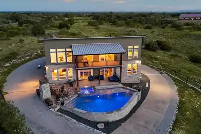 Image de Lake View Oasis 4 bedroom- Lakeview Home/ pool and hot tub!