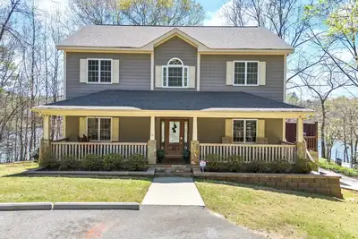 Image de Lake Hartwell Living at its Finest!