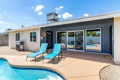 Image de Spacious 4br Retreat on Myrna Lane