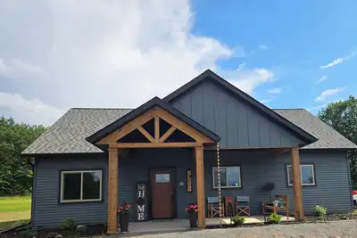 Image de Aurora is a 3-bedroom house in Holcombe. A year-round playground for all!