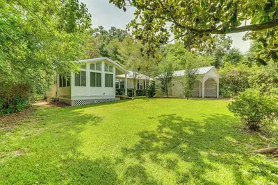 Image de Charming Fairhope Home ~ 2 Mi to North Beach Park!