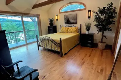 Image de Picturesque Lake House with 6 bedroom, 4 bath in Granby Ct.