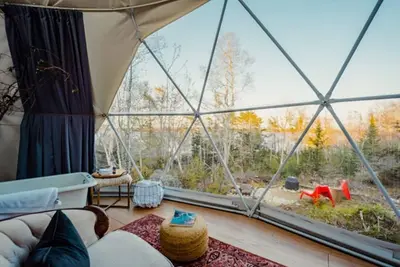 Image de Oceanfront Luxury Forest Shore Dome - Rocky Shores