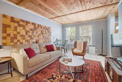 Image de Vibrant, spacious tri-level home by park and lake, safe