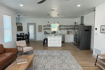 Image de Spacious Remodeled Home on Large Lot – Modern Amenities & More