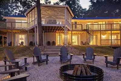 Image de Lakefront Retreat w/Pvt Dock, Game Room, Hot Tub, Kayaks