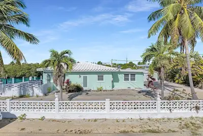 Charming 3-bedroom house with pool and dock