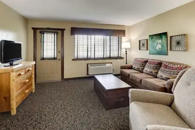 Image de Extended Stay Queen Suite, Kitchenette, Living Area, Stoney Creek