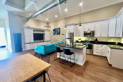 Image de 2 Bedroom Loft - Above Patton Diner - Downtown Cf!