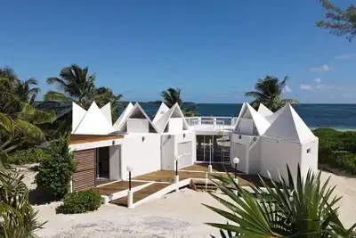Image de Ultra Lux Coconut Cove Compound! 2. 5 acres with 300 ft Pink Sand Beach