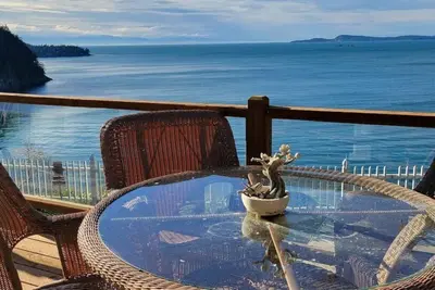 Image de Sunny House Cliff Side Views