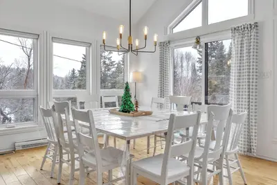 Image de \"LeChâteau\" = Wifi-Spa-Privacy-Quiet-Nature-Gameroom-6. Bedrooms-Lake-Canoes