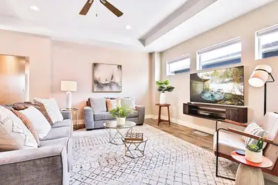 Image de 2 Adjacent Modern Homes - Sleep 12–16 - Near Shops, Dining, Parks, Entertainment