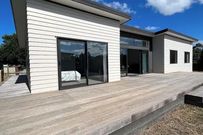 Image de Exclusive BookaBach. 1 min Walk To Beach. 4 Queen Beds. Warm, Sunny Beach House.