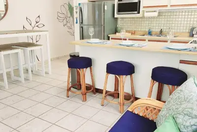 Image de Spacious 3-bedroom apartment with beach walking access and great location.