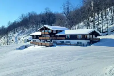 Image de Charming, ski-in, ski-out, lake-view chalet w/ 10 bedrooms, kitchen and Ac.