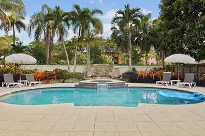 Image de Poolside Paradise: Cozy Miami Getaway