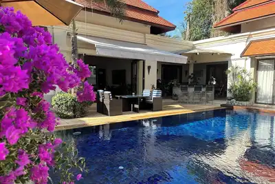 Image de Luxurious 5-bedroom pool villa off enchanting Boat Avenue BangTao Beach