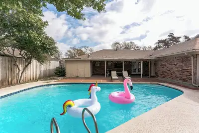 Image de Cozy Chic Home w\/Pool, 10 min to Downtown\/Dfw